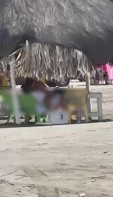 Escándalo en La Boquilla tras la candente escena de dos bañistas