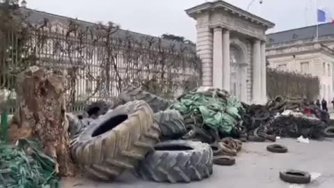 Lovely French Farmers did this to their government (March)