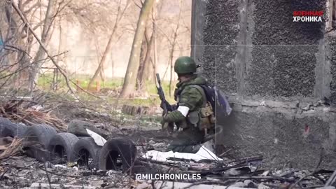 Boje ruské armády s nacisty z propaporu Azov v ocelárnách Azovstal v Mariupolu