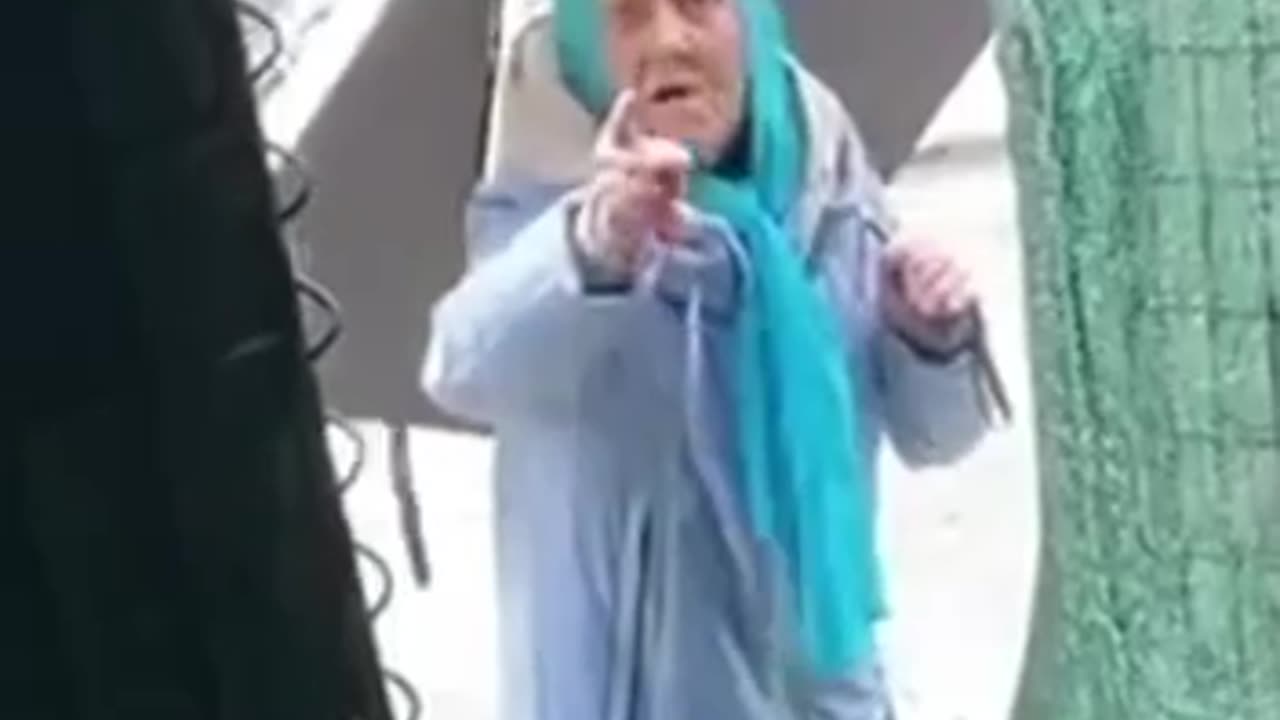 A grandmother says: "surrender Russia is stronger, we are brothers they will not touch you"