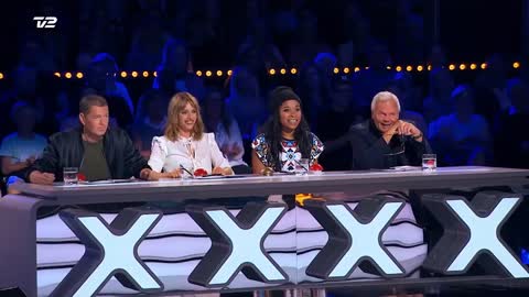 melissa monarch going back on the road exited like this little girl the blond devil angel is back.