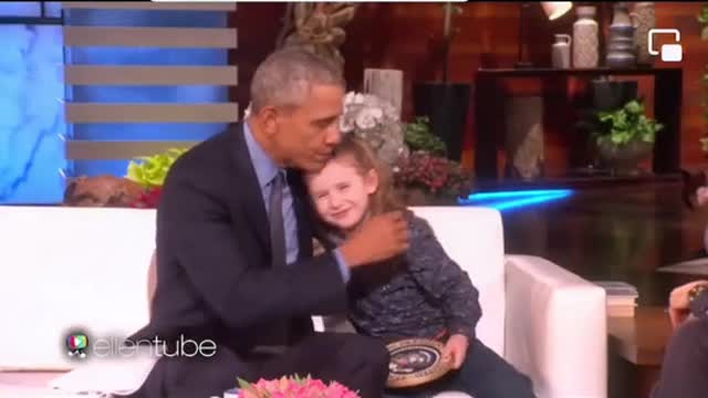 Cute moments Obama gives Macey a presidentialseal