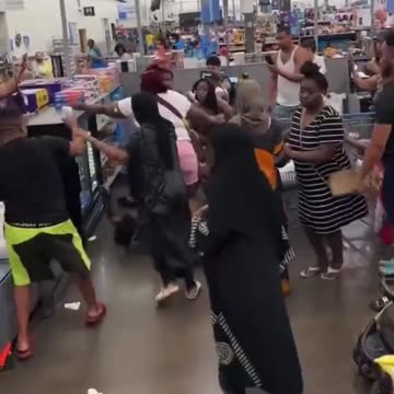 Brawl in Walmart in the United States 🥊 clean up on isle 1🧹