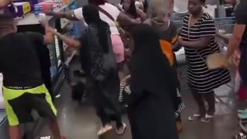 Brawl in Walmart in the United States 🥊 clean up on isle 1🧹