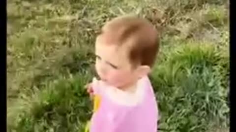 Baby lights up when big sister sings to her