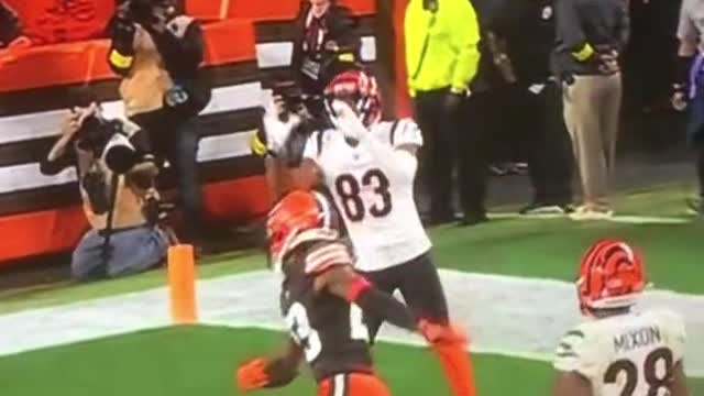 Breaking news from Monday night football the Cincinnati Bengals scored a touchdown