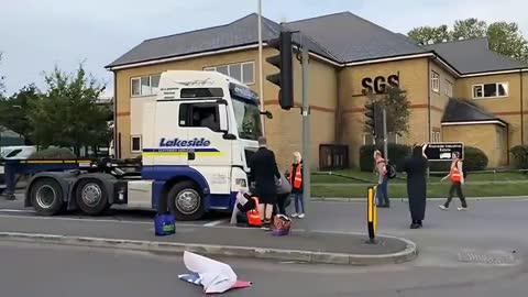 Insulate Britain_ Fighting breaks out as furious drivers drag protesters from the road