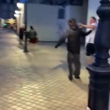 🇫🇷 Uczestnicy zamieszek nie wahają się zastraszyć białych, a nawet ich zaatakować.