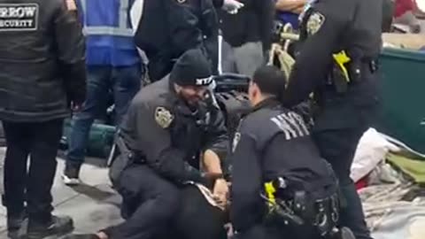 EE.UU | 'Seres de luz' atacan a policías de Nueva York
