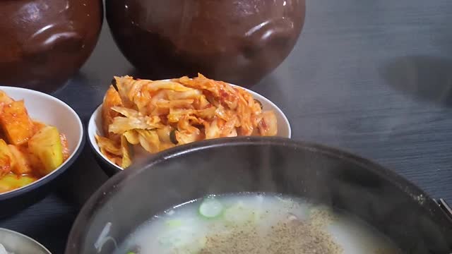 The 10th oldest restaurant in Seoul Sul-rung-tang(Ox bone soup with rice)