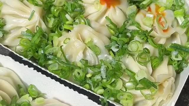 The way Chinese buns are eaten as a cold dish is not dipped in vinegar, but onions and peppers