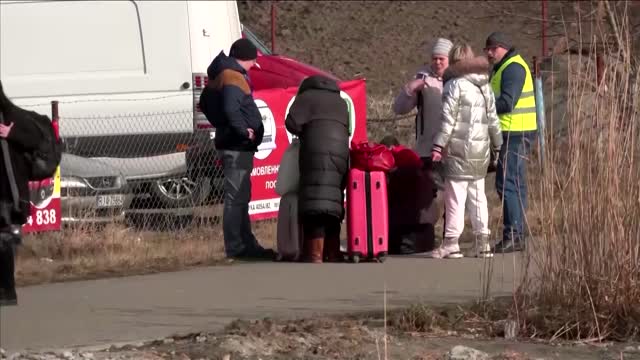 The anxious wait for relatives at Ukraine's border