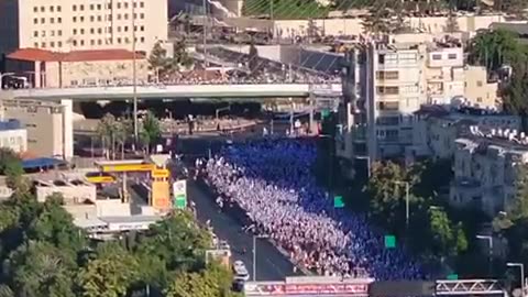 Hundreds of thousands of people in the streets of Tel Aviv