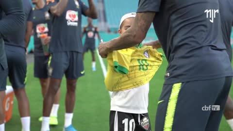 Neymar jr gives gift to fan