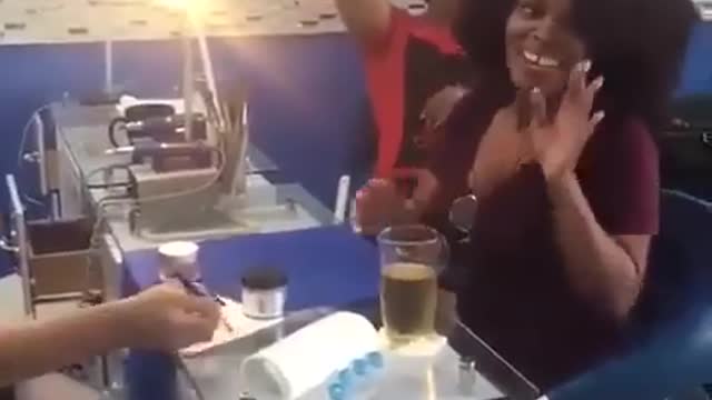 Ela foi na manicure e pediu pra cantar enquanto fazia as mãos e aconteceu isso veja