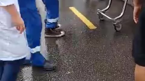 מחכים בתור לחיסון בזמן שמוציאים נפגע מהחיסון