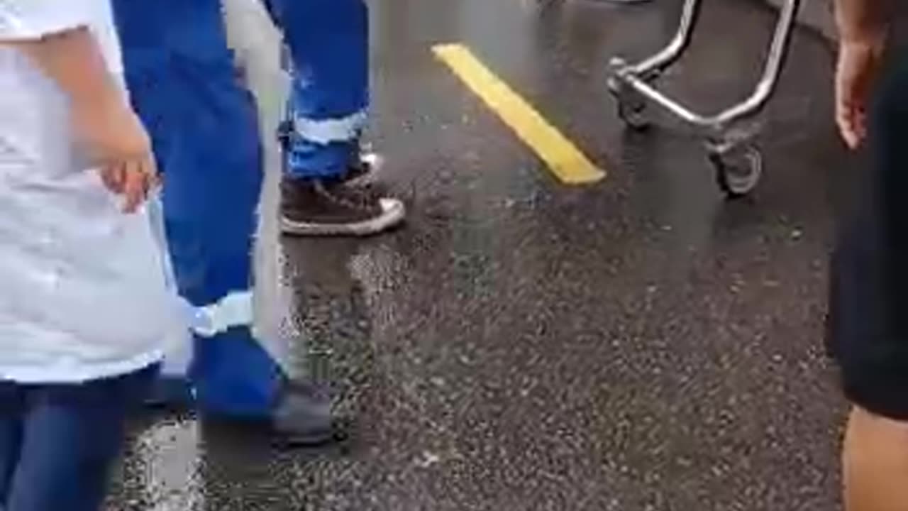 מחכים בתור לחיסון בזמן שמוציאים נפגע מהחיסון