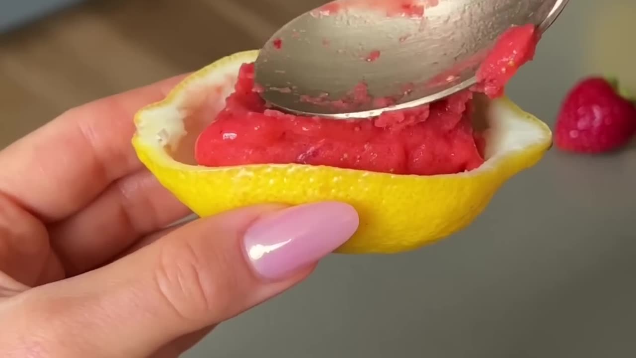 Strawberry Ice-cream with lemon