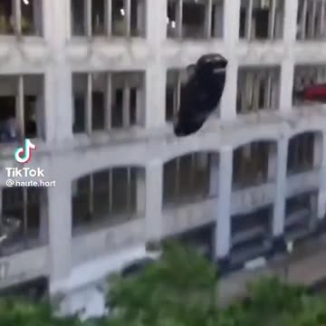 Francie nepokoje - ničení aut