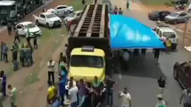 Truckers, farmers and patriots take 🇧🇷 Brazil