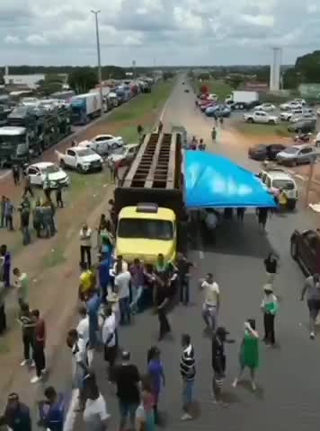 Truckers, farmers and patriots take 🇧🇷 Brazil