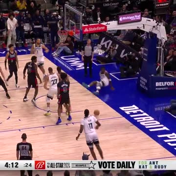 NBA - Anthony Edwards rises up in traffic and throws it down 😤 Timberwolves-Pistons