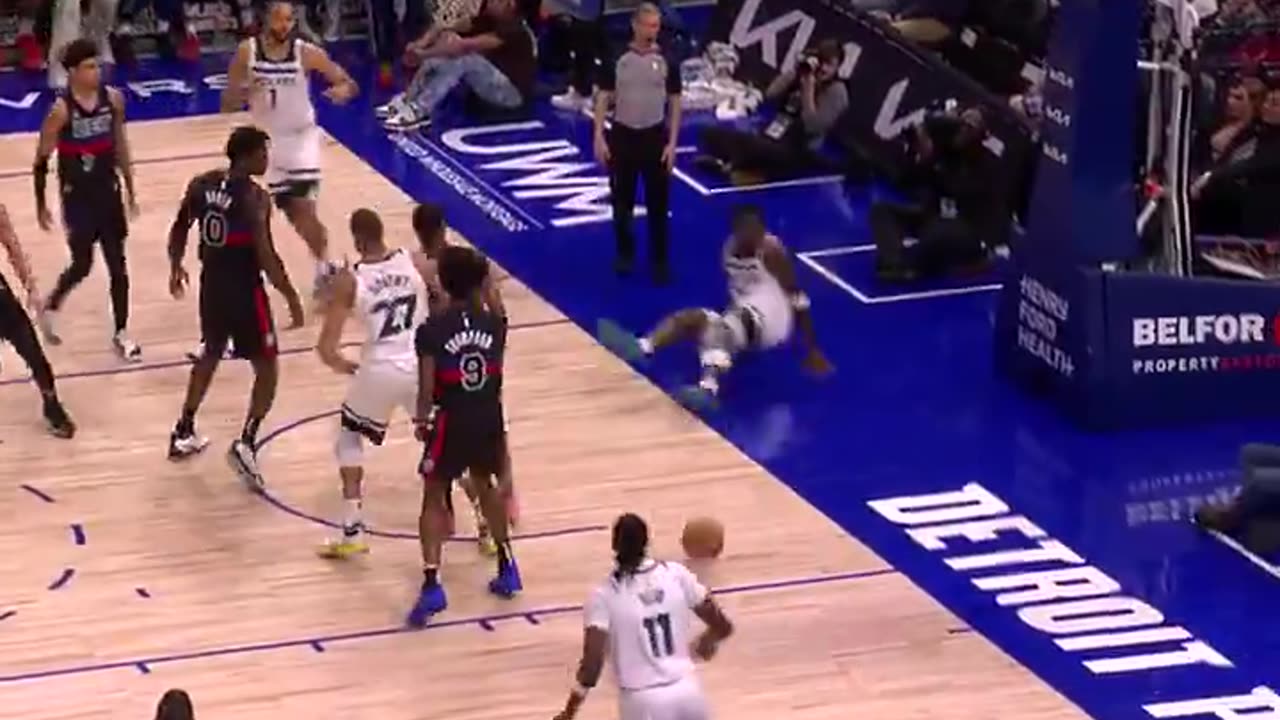 NBA - Anthony Edwards rises up in traffic and throws it down 😤 Timberwolves-Pistons