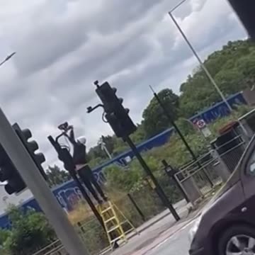 🇬🇧 Blade Runners still at it in London, meanwhile the fluoridated don’t look up