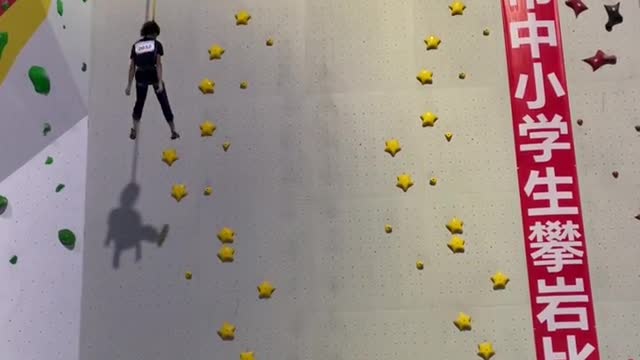 Primary school students' rock climbing speed competition, girls in grade one of primary school on th