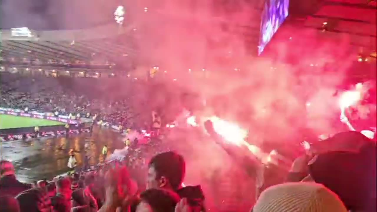 Celtic fans crazy pryo