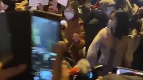 Tłumy idące dziś wieczorem na plac Tiananmen w Pekinie skandują:"Nie chcemy dyktatury", "Nie chcemy osobowości" kult