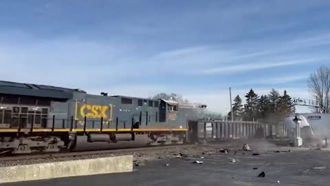 🚂💥Train hits truck in Ohio