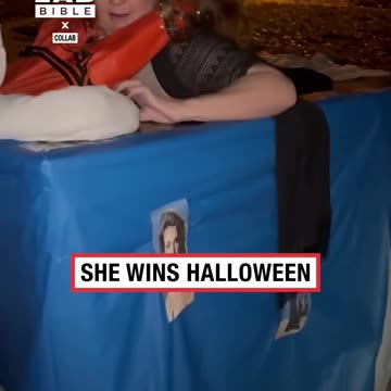 Woman dressed as Rose from titanic for Halloween😂