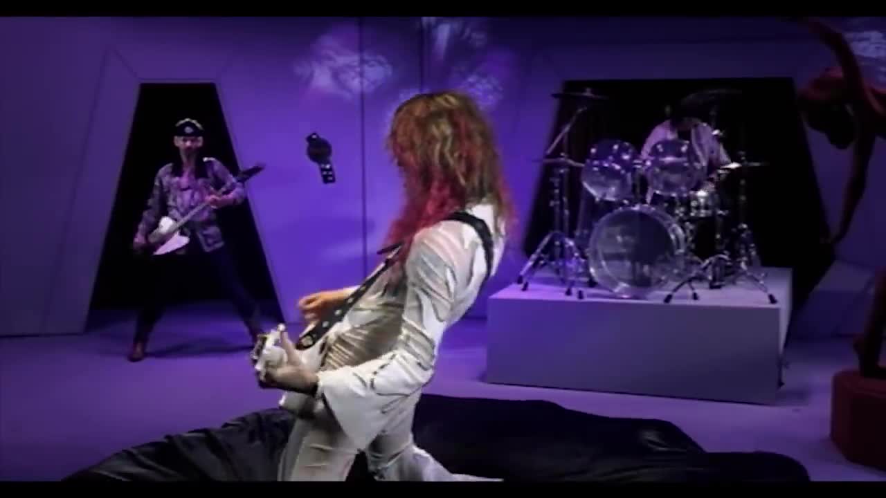 The Darkness - I Believe In A Thing Called Love (Official Music Video)