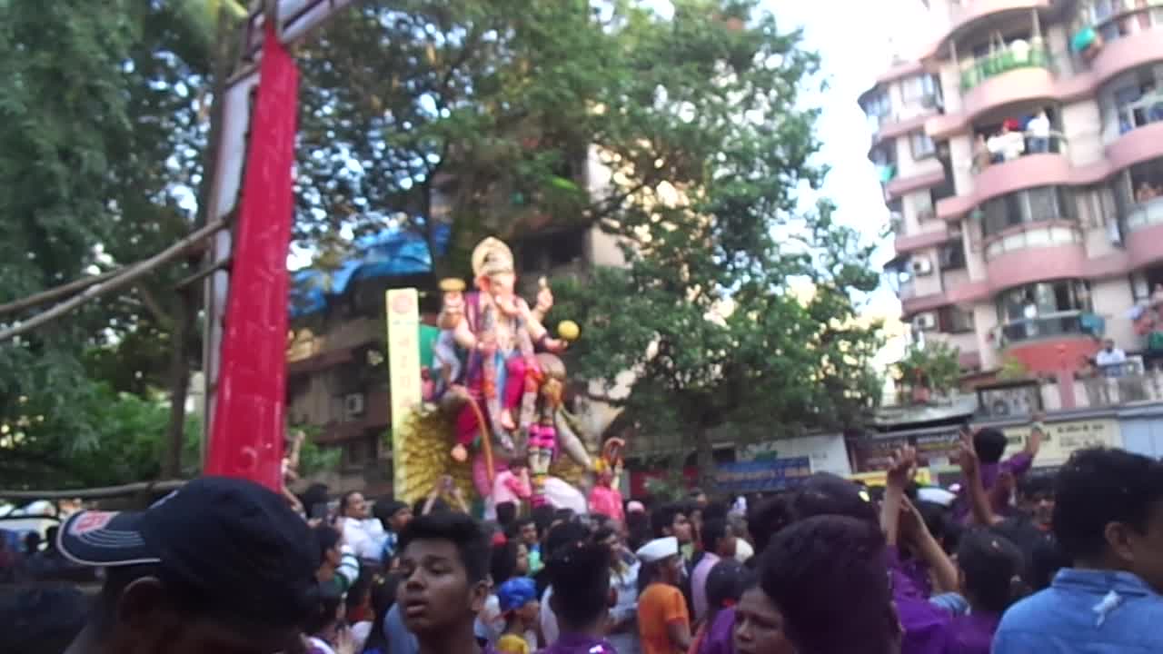 India bids Good Bye to Lord Gannapti Bappa in Style !!