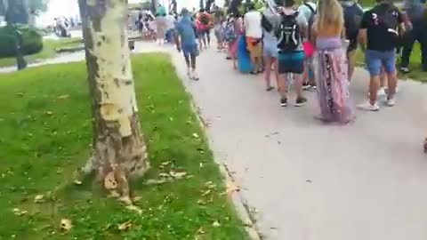 Larga fila de bozaleros para entrar a la playa de El Sardinero.