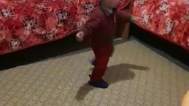 El más pequeño bailando