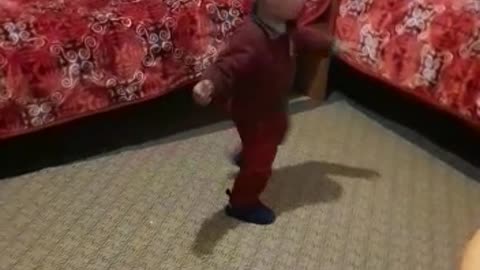 El más pequeño bailando