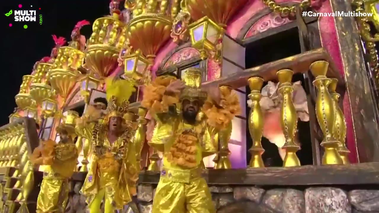 Lore Improta EXSPANJA CHARISMA on the Avenue in the middle of Rio Carnival