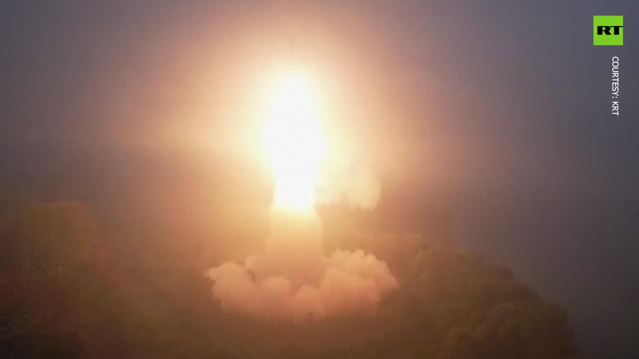 NOTIZIE DAL MONDO Corea del nord conduce prova del nuovo missile balistico intercontinentale.La televisione nordcoreana ha trasmesso il filmato dell'ultimo gigantesco test missilistico del Paese,presente il leader Kim Jong Un con sua figlia...