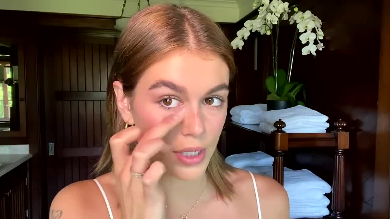 Kaia Gerber’s Guide to Face Sculpting and Sun-Kissed Makeup _ Beauty Secrets