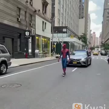 o homem aranha na rua