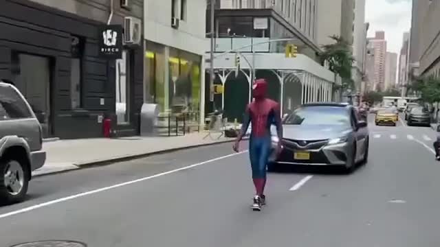 o homem aranha na rua