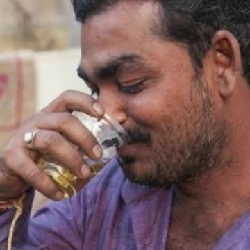 fatti sorprendenti gli indiani in India bevono l'urina di mucca.In India la mucca (che ha le corna come il toro)viene venerata come una figura materna e la sua urina considerata un rimedio contro ogni tipo di malattia