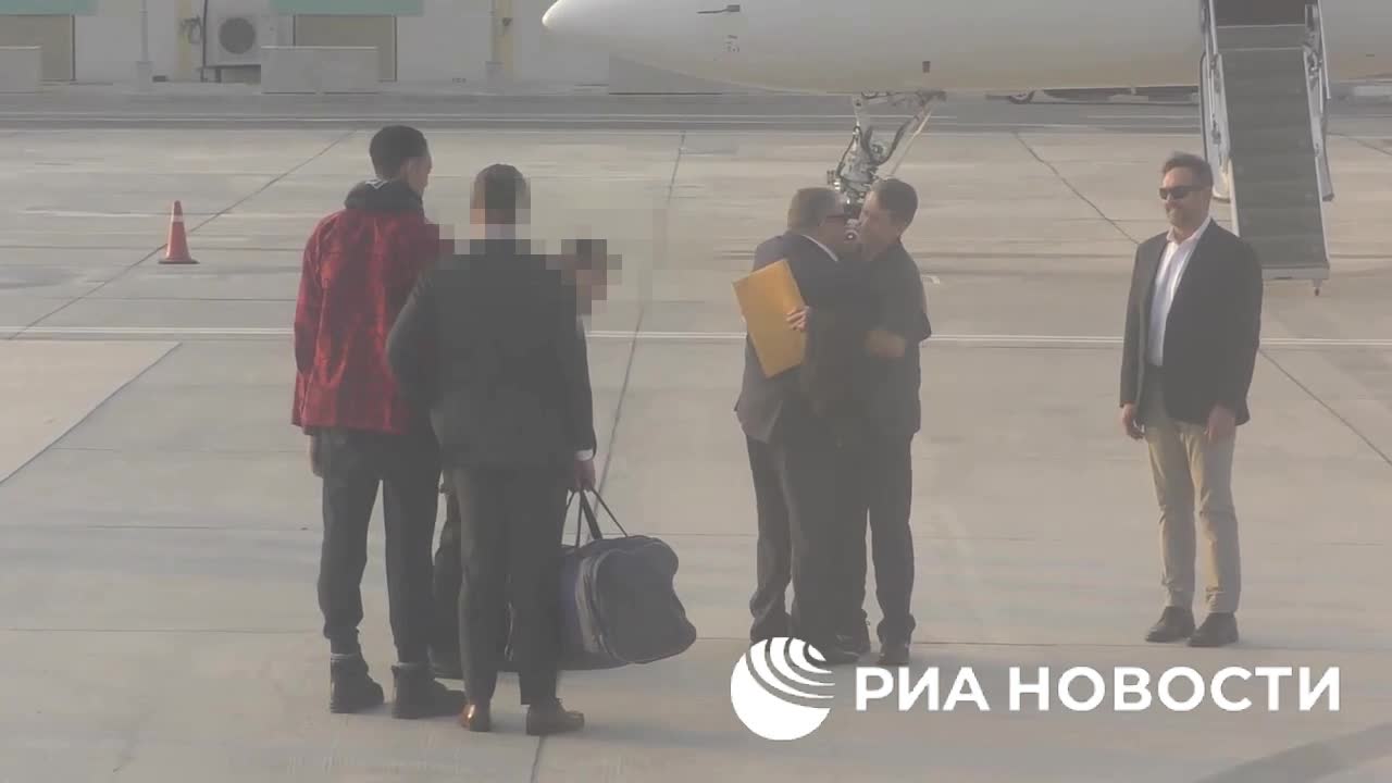 🇷🇺🇺🇲 The first footage of the exchange of Viktor Bout for Greiner at the airport.