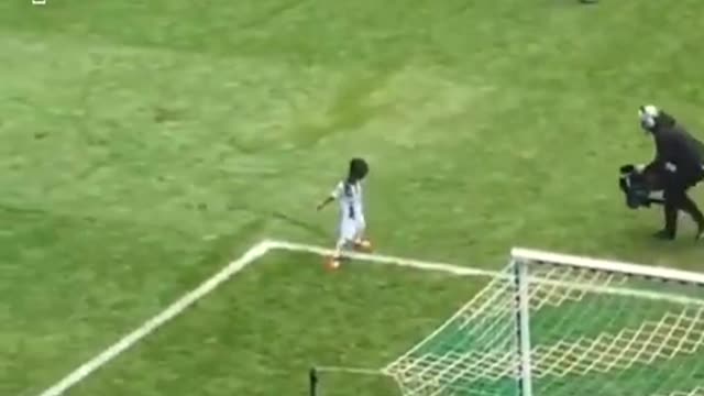 Ronaldo's iconic celebration isn't as easy as it looks... 😳
