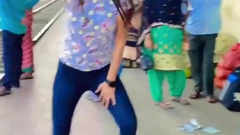 Girl Dance on Saat samundar viral video