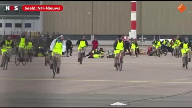 Amsterdam Airport Police Chase Climate Activists to Block Private Planes While Riding Bicycles