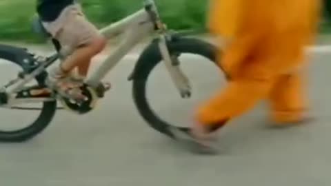 Cycle Funny Accident video Il Roko Roko Roko