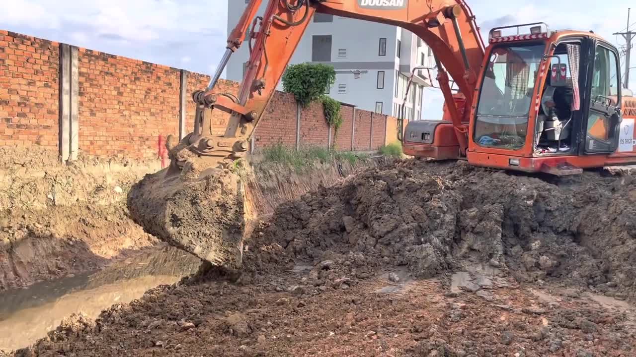 DOOSAN DX-300-LC-HD Excavator Dig mud Dirt To prepare drainage and roads Be Tong